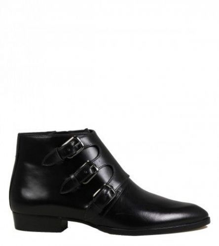 Gli stivaletti con le cinghiette