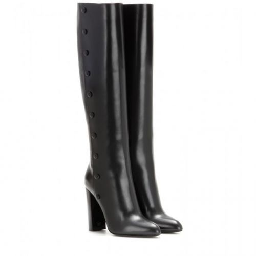 Gli stivali con i bottoni