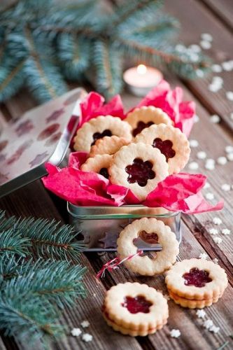 Biscotti con marmellata ai frutti di bosco