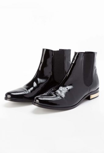 Gli stivaletti di vernice