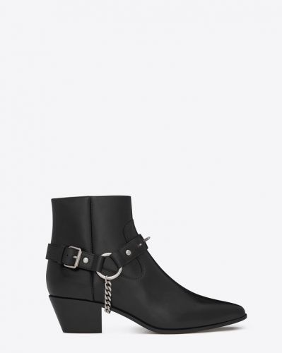 Gli stivaletti con inserti in metallo