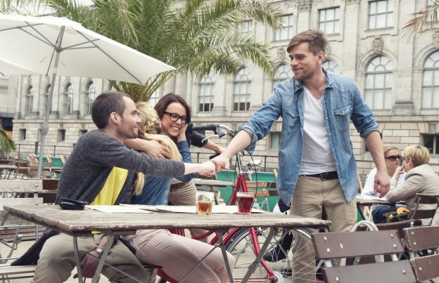 10. Riallacciare i rapporti con amici trascurati