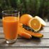 Il succo di arancia, papaya e carota