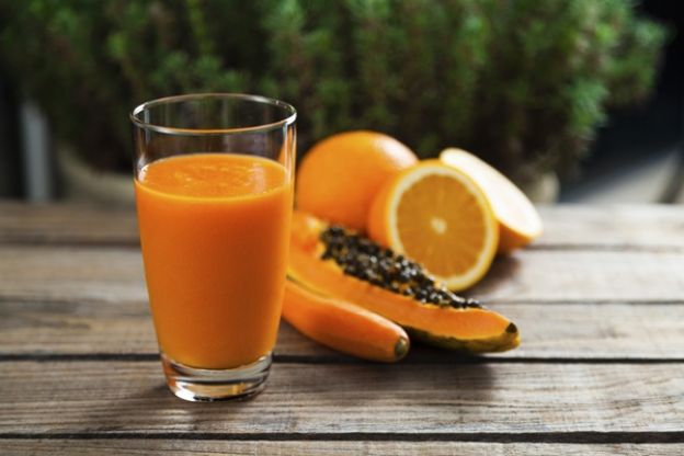 Il succo di arancia, papaya e carota