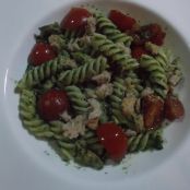 Pasta
fredda con pesto di rucola, tonno e pomodorini