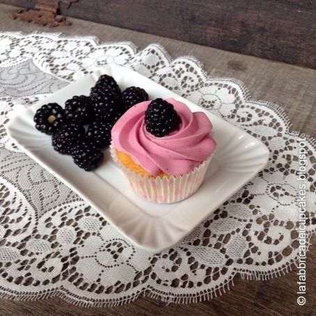 Cupcakes di yogurt greco e more