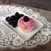 Cupcakes di yogurt greco e more