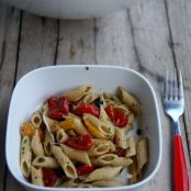 Insalata di pasta integrale con peperoni, pomodorini confit, olive nere e pesto di prezzemolo