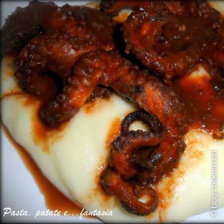 Polpi al sugo su vellutata leggera di patate