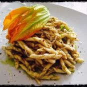 Strozzapreti al pesto di pistacchio, pecorino e fiori di zucca