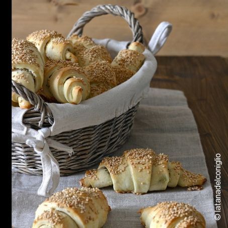 Croissant salati con patate e sesamo farciti al pecorino