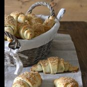 Croissant salati con patate e sesamo farciti al pecorino