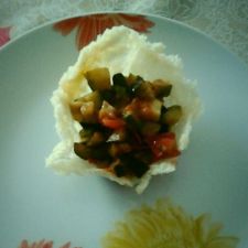 Cestino di parmigiano con melanzane, olive e mozzarella