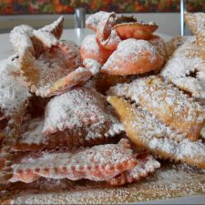 Chiacchiere con liquore Strega