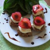 CROSTINI INTEGRALI CON BRIE, FRAGOLE E ACETO BALSAMICO