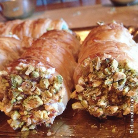 Cannoli salati con mousse di mortadella e granella di pistacchi