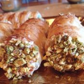 Cannoli salati con mousse di mortadella e granella di pistacchi