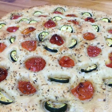 Focaccia all'olio d'oliva con verdure miste