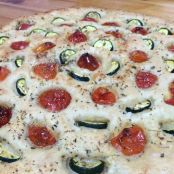 Focaccia all'olio d'oliva con verdure miste