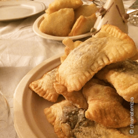 Pizzette con olive verdi e acciughe