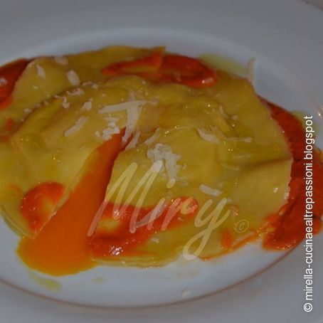 Raviolone di patate e pecorino con tuorlo fondente e salsina di pomodoro fresco