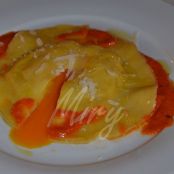 Raviolone di patate e pecorino con tuorlo fondente e salsina di pomodoro fresco