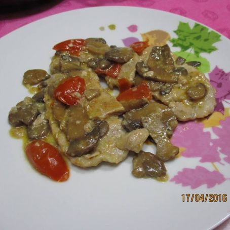 Lonza con copertura di funghi e pomodorini