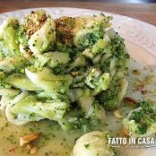 Orecchiette con broccoli e pistacchi