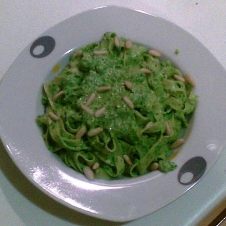 Tagliolini con rucola, pinoli e pecorino