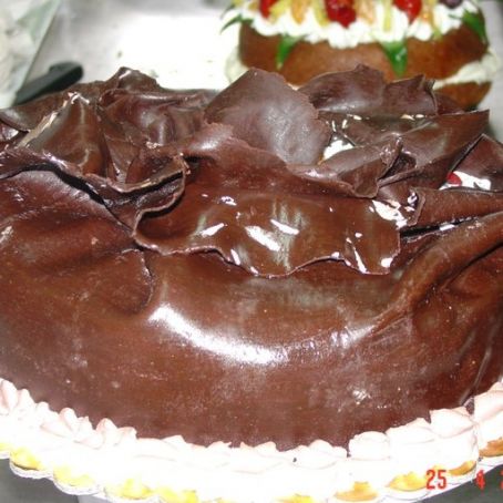 Torta di compleanno al pan di Spagna e cioccolato 