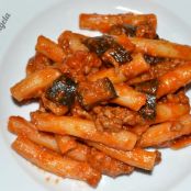 Pasta con sugo alla bolognese e melanzane