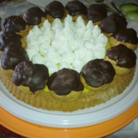 CROSTATA ALLA CREMA CON BIGNÈ RIPIENI E PANNA
