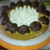 CROSTATA ALLA CREMA CON BIGNÈ RIPIENI E PANNA