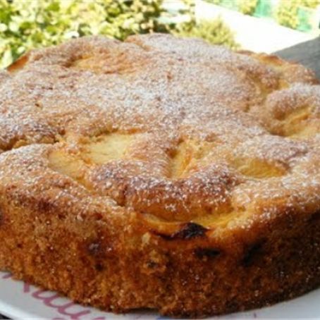 Torta amaretti e pesche con granella di mandorle