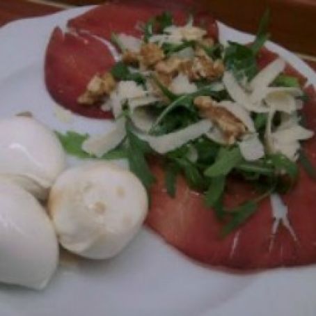 Antipasto con Bocconcini, Bresaola, Rucola, Formaggio e Noci