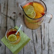 Cocktail analcolico con zenzero e pesche noci