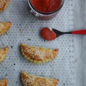 Calzoncini con manzo speziato, salsa al pomodoro piccante