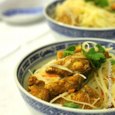 Spaghetti di riso con verdure e pollo