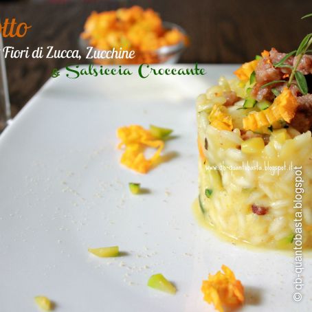 Risotto con zucchine, fiori di zucca e salsiccia croccante