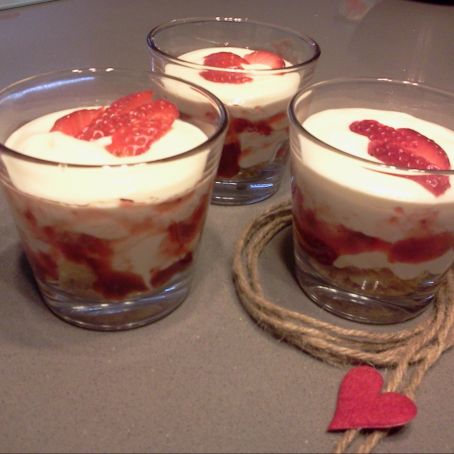 COPPETTE DI LAMPONI E MERINGHE