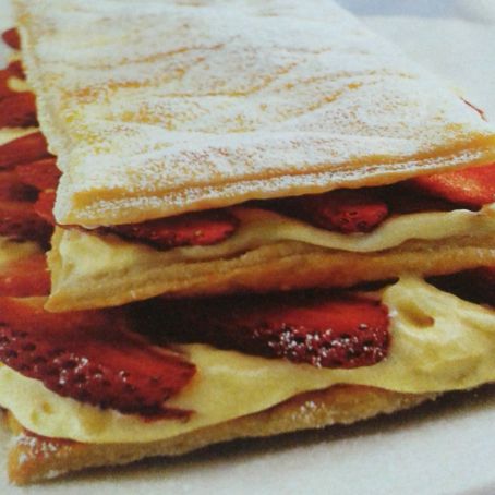 Millefoglie con fragole e crema.