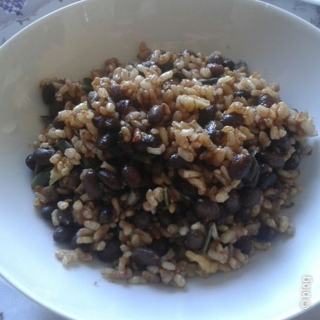 Riso integrale con fagioli neri e semi di zucca