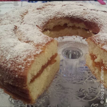Ciambella alla vaniglia ripiena di marmellata