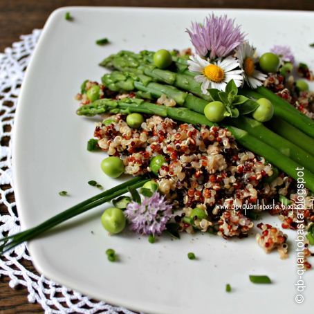 Insalata di quinoa con piselli, asparagi e tonno