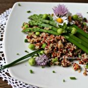 Insalata di quinoa con piselli, asparagi e tonno