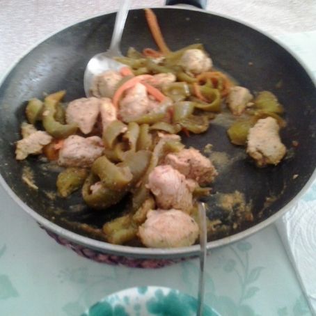 Fajitas di pollo al limone con peperoni e carote
