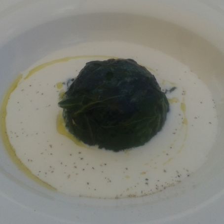 Boulette de sauge aux herbs dans un lac de fromage