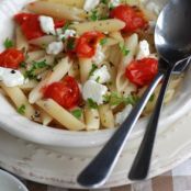 Insalata di pasta tricolore con feta e pomodorini