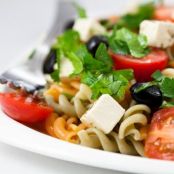 Fusilli tricolore con feta, pomodorini e olive nere