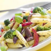 Pasta fredda con broccoli, olive e peperoni